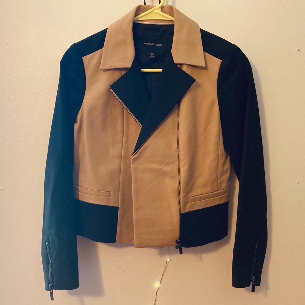 Striking Banana Republic blazer / jacket, black and tan color, size 0
